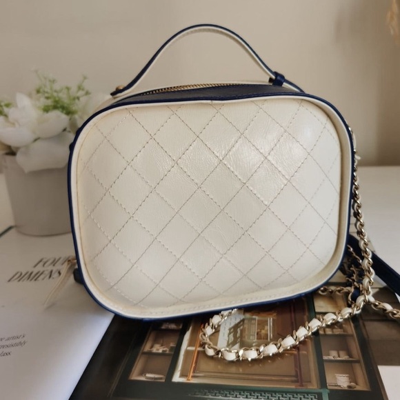 Chanel Vanity Case Navy White Quilted Crumpled Calfskin Bag - Picture 2 of 8